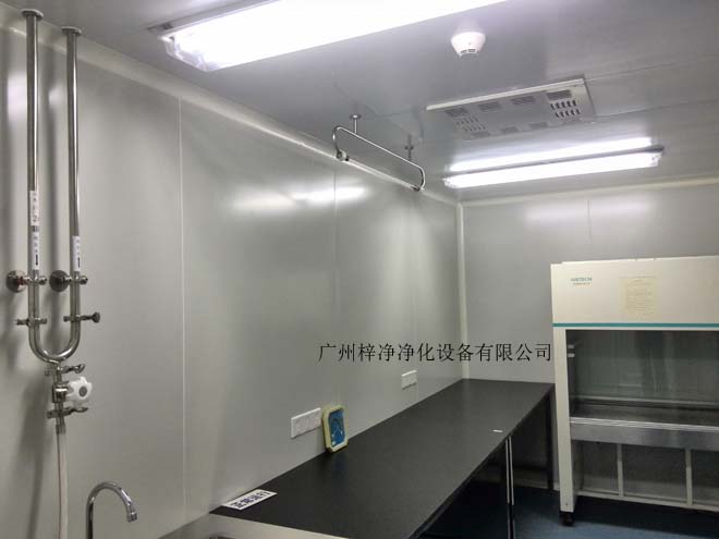 建造和使用潔凈室能有效減少室內(nèi)誘入、產(chǎn)生及滯留粒子。