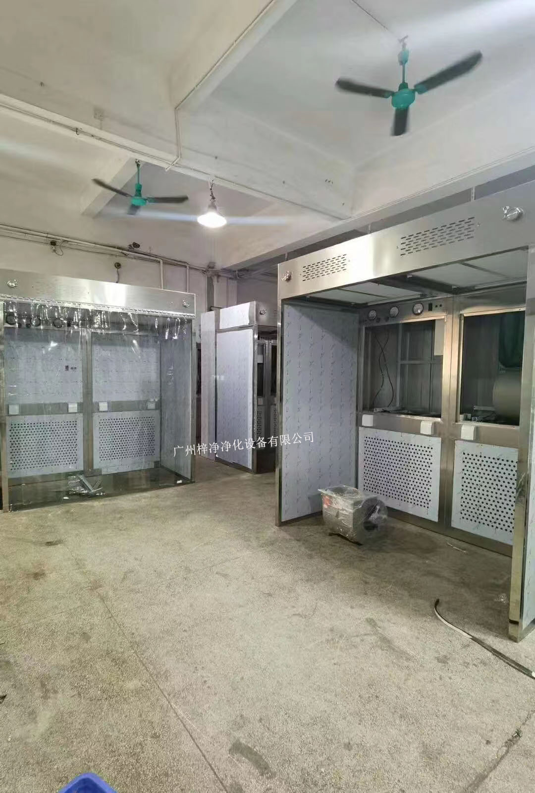 負(fù)壓稱量室設(shè)備由工作區(qū)、回風(fēng)箱體、風(fēng)機(jī)箱體、出風(fēng)箱體及外箱體幾大部分拼裝而成。