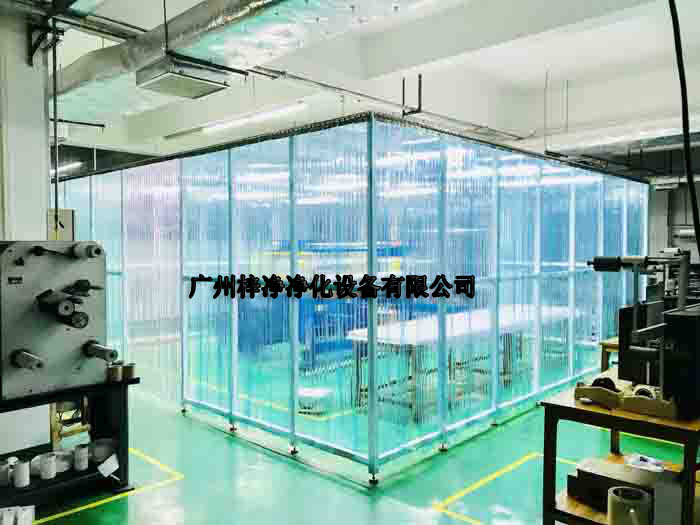 潔凈棚的運(yùn)行中，高效過(guò)濾器作為FFU（單向流風(fēng)機(jī)過(guò)濾單元）的核心配件，扮演著至關(guān)重要